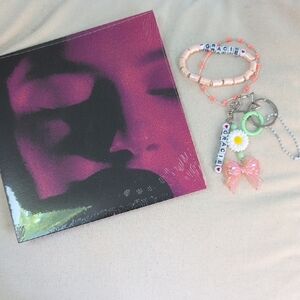 Gracie Abrams That's So True IMPORT 7" Vinyl Bundle With Keychain & Bracelets